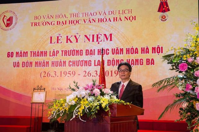 Ph&aacute;t biểu tại buổi lễ, Ph&oacute; thủ tướng Vũ Đức Đam biểu dương những đ&oacute;ng g&oacute;p nổi bật của c&aacute;c thế hệ nh&agrave; gi&aacute;o, sinh vi&ecirc;n của trường trong 60 năm qua.