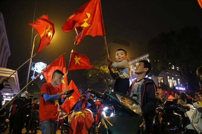 Tối ng&agrave;y 26/3, ngay sau khi U23 Việt Nam c&oacute; chiến thắng đậm kh&oacute; tin trước đối thủ k&igrave;nh địch u23 Th&aacute;i Lan, nhiều CĐV đ&atilde; đổ ra đường ăn mừng. (Ảnh: B&aacute;o LĐ)