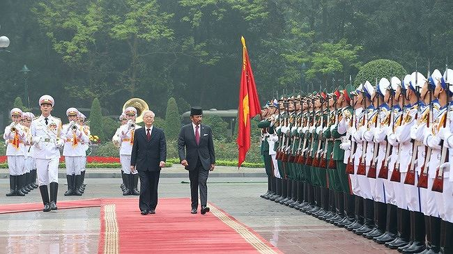 Tổng B&iacute; thư, Chủ tịch nước Nguyễn Ph&uacute; Trọng v&agrave; Quốc vương Brunei Hassanal Bolkiah duyệt đội danh dự Qu&acirc;n đội nh&acirc;n d&acirc;n Việt Nam. Ảnh: TTXVN