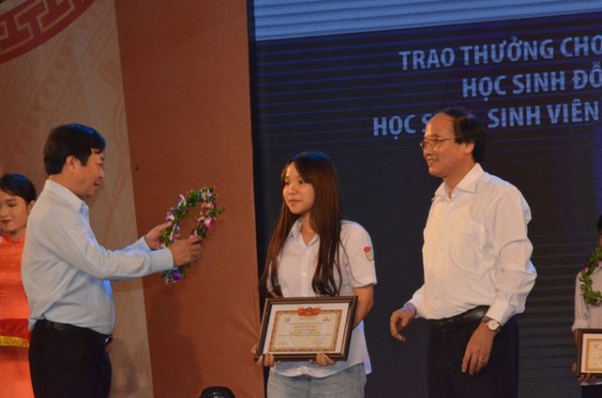 &Ocirc;ng Quang cũng từng l&agrave;m Gi&aacute;m đốc Sở Kế hoạch v&agrave; Đầu tư tỉnh Ph&uacute; Thọ. Trong ảnh: &Ocirc;ng B&ugrave;i Văn Quang trao thưởng cho học sinh đỗ thủ khoa.(ảnh: D&acirc;n tr&iacute;)