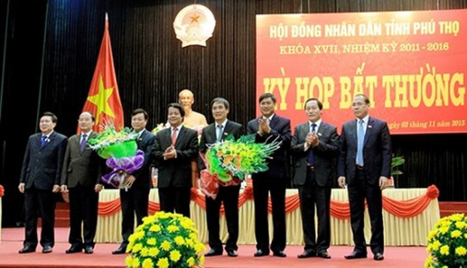 &nbsp;HĐND tỉnh Ph&uacute; Thọ cũng đ&atilde; tiến h&agrave;nh bỏ phiếu bầu đồng ch&iacute; B&ugrave;i Minh Ch&acirc;u, Ủy vi&ecirc;n Trung ương Đảng, B&iacute; thư Tỉnh ủy, Trưởng đo&agrave;n Đại biểu Quốc hội tỉnh Ph&uacute; Thọ giữ chức vụ Chủ tịch HĐND tỉnh với số phiếu t&iacute;n nhiệm đạt 100%. Trong ảnh: L&atilde;nh đạo Tỉnh ủy Ph&uacute; Thọ ch&uacute;c mừng c&aacute;c &ocirc;ng: B&ugrave;i Minh Ch&acirc;u, B&ugrave;i Văn Quang được bầu giữ chức Chủ tịch UBND, Ph&oacute; Chủ tịch UBND tỉnh.&nbsp; (Ảnh: B&aacute;o Ph&uacute; Thọ).