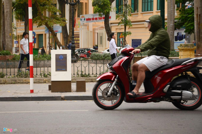 Một trụ nước được lắp đặt ở khu vực ng&atilde; từ Quang Trung v&agrave; Tr&agrave;ng Thi,&nbsp;H&agrave; Nội. Trụ nước n&agrave;y đặt ngay cạnh một vườn hoa, xung quanh c&oacute; nhiều trường học. Một số em học sinh cũng rất th&iacute;ch th&uacute; với trụ nước miễn ph&iacute; n&agrave;y v&agrave; hay lấy nước ở đ&acirc;y uống sau khi học về.