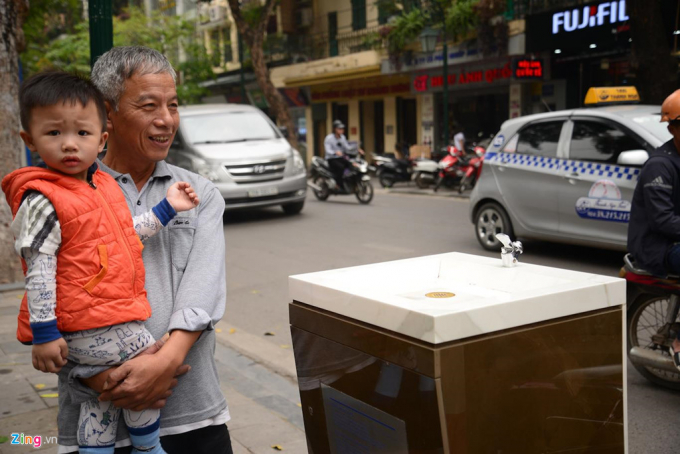 Mọi người xung quanh đ&acirc;y đều tỏ ra hồ hởi với trụ nước n&agrave;y. Được biết, một c&ocirc;ng ty cổ phần đ&atilde; lắp đặt những trụ nước sạch n&agrave;y.