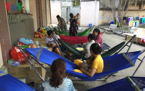 Thời tiết nắng n&oacute;ng khiến trẻ kh&ocirc;ng kịp th&iacute;ch nghi..