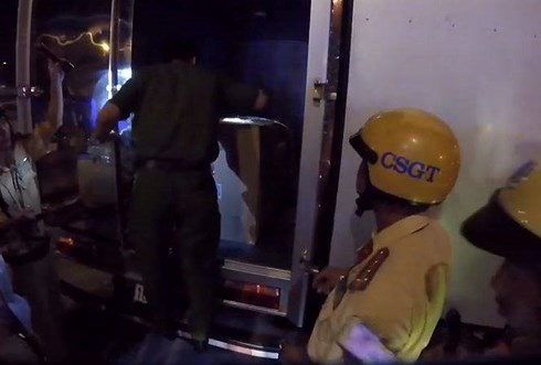 C&ocirc;ng an kiểm tra xe chở ma t&uacute;y.