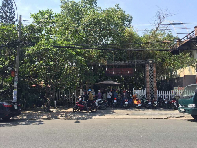 Hiện trường vụ thanh to&aacute;n băng nh&oacute;m m&agrave; người d&acirc;n nghe c&oacute; tiếng s&uacute;ng nổ xảy ra tại qu&aacute;n c&agrave; ph&ecirc; lớn.