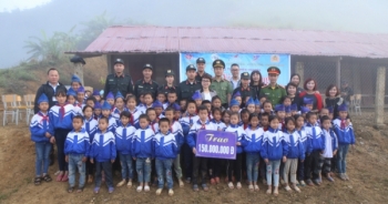 Trao 150 triệu đồng cho thầy và trò trường Tiểu học Mường Lống 2