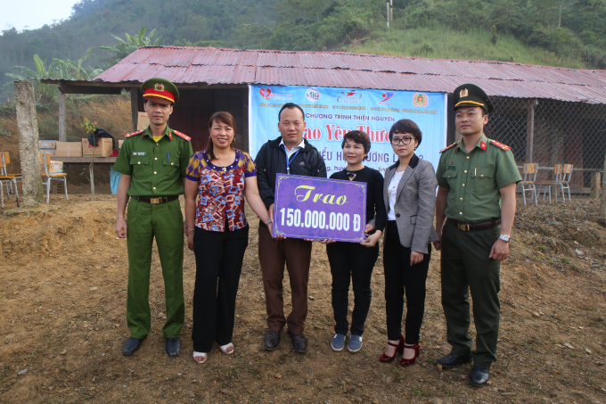 Đại diện Quỹ Trao tặng y&ecirc;u thương, Đo&agrave;n TN C&ocirc;ng an tỉnh Nghệ An trao 150 triệu đồng cho Trường tiểu học Mường Lống 2