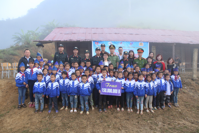 Thầy v&agrave; tr&ograve; trường tiểu học Mường Lống 2 vui mừng, phấn khởi nhận qu&agrave; của Quỹ Trao tặng y&ecirc;u thương