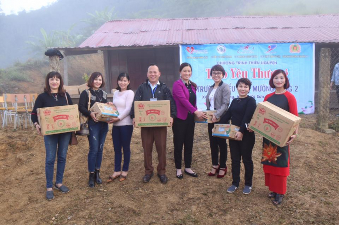 560 quyển vở, 10 th&ugrave;ng sữa v&agrave; 5 th&ugrave;ng b&aacute;nh kẹo trao cho thầy tr&ograve; trường tiểu học Mường Lống 2