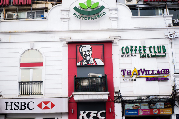 Như một tấm biển quảng c&aacute;o khu vực trung t&acirc;m thủ đ&ocirc;, &iacute;t người để &yacute; đến logo Phytopharco ở ch&iacute;nh giữa t&ograve;a nh&agrave; (Ảnh: BM)