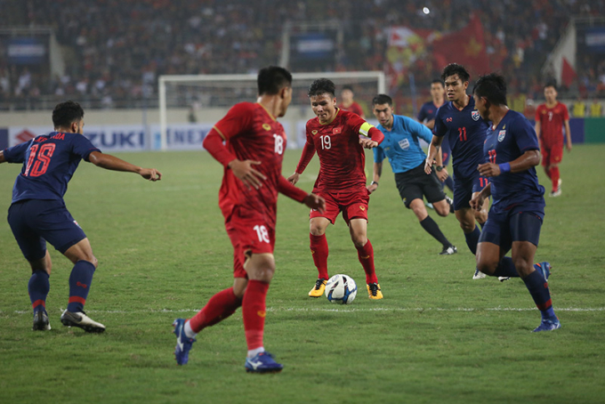 M&agrave;n tr&igrave;nh diễn tuyệt vời của Quang Hải v&agrave; c&aacute;c đồng đội trong trận thắng đậm Th&aacute;i Lan. Ảnh S.N