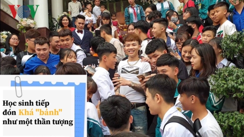 Sự &ldquo;ch&agrave;o đ&oacute;n&rdquo; của nh&oacute;m bạn trẻ mang đồng phục học sinh d&agrave;nh cho Kh&aacute; &ldquo;bảnh&rdquo;