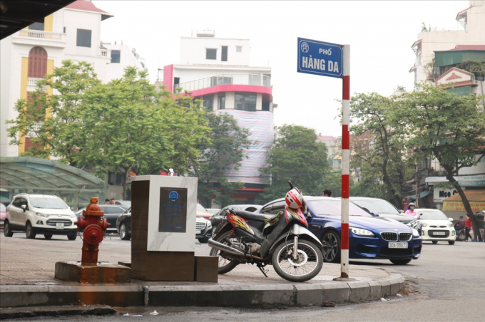 C&aacute;c trụ nước sạch được thiết kế cao hơn 1m, c&aacute;ch m&eacute;p đường khoảng 50cm v&agrave; được lắp đặt hệ thống m&aacute;y lọc nước th&ocirc;ng minh.&nbsp;Nước cung cấp cho b&igrave;nh lọc đ&atilde; xử l&yacute; qua nhiều c&ocirc;ng đoạn, đạt ti&ecirc;u chuẩn nước kho&aacute;ng thi&ecirc;n nhi&ecirc;n v&agrave; nước uống đ&oacute;ng chai.