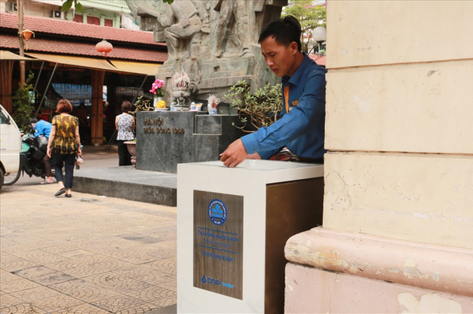 Người sử dụng c&oacute; thể uống trực tiếp từ v&ograve;i nước phun theo hướng ngược l&ecirc;n tr&ecirc;n, hoặc c&oacute; thể dễ d&agrave;ng tiếp nước v&agrave;o c&aacute;c chai. Việc n&agrave;y gi&uacute;p hạn chế, cũng như t&aacute;i sử dụng c&aacute;c loại chai hay cốc nhựa vốn thường chỉ được sử dụng 1 lần.