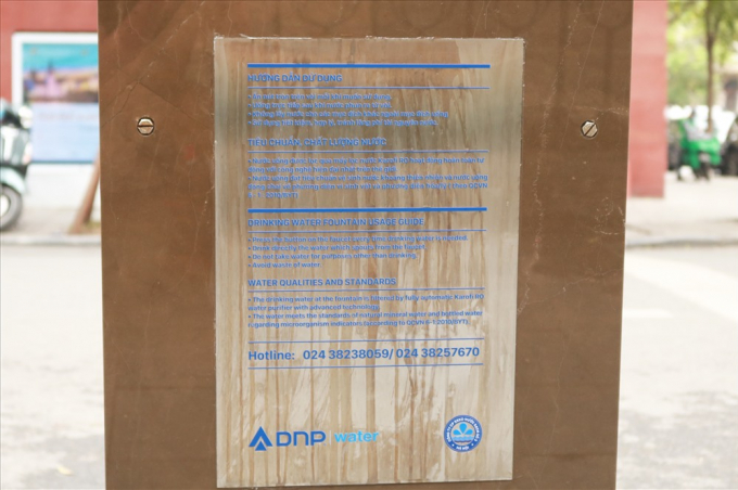 Bảng hướng dẫn sử dụng được gắn ngay b&ecirc;n h&ocirc;ng c&aacute;c trụ nước.