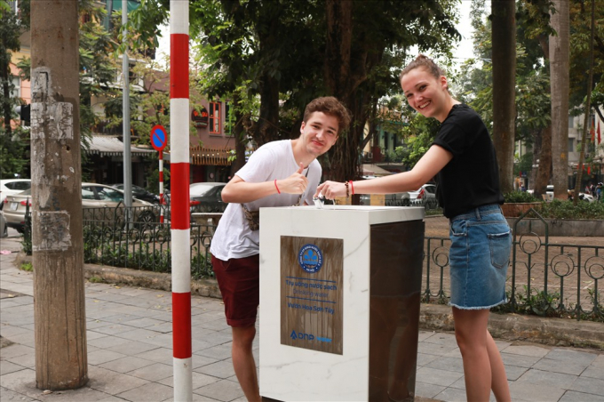 &ldquo;Nếu so s&aacute;nh với ở Đức th&igrave; những trụ nước n&agrave;y l&agrave; hơi thừa v&igrave; ch&uacute;ng t&ocirc;i ho&agrave;n to&agrave;n c&oacute; thể uống nước ở bất cứ đ&acirc;u, trong nh&agrave; vệ sinh, nh&agrave; tắm hay bồn rửa tay, tất cả đều l&agrave; nước sạch v&agrave; đều c&oacute; thể uống được. Nhưng ở H&agrave; Nội th&igrave; điều đ&oacute; l&agrave; kh&ocirc;ng thể, n&ecirc;n c&aacute;c trụ nước n&agrave;y thực sự l&agrave; giải ph&aacute;p hay gi&uacute;p người đi đường c&oacute; một c&aacute;ch đơn giản để c&oacute; thể uống được nước sạch