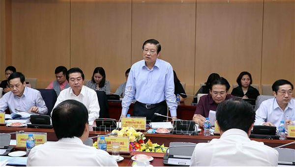 &Ocirc;ng Phan Đ&igrave;nh Trạc ph&aacute;t biểu tại buổi l&agrave;m việc.