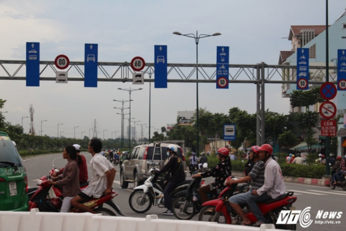 Tr&ecirc;n đại lộ Phạm Văn Đồng, đại lộ V&otilde; Văn Kiệt d&ugrave; được thiết kế như đường cao tốc, cho ph&eacute;p xe ưu th&ocirc;ng tốc độ cao nhưng lại c&oacute; nhiều n&uacute;t giao nhau với những nh&aacute;nh đường d&acirc;n sinh. Sự bất cập n&agrave;y đ&atilde; trở th&agrave;nh nguy&ecirc;n nh&acirc;n của nhiều vụ tai nạn giao th&ocirc;ng, va quẹt v&agrave; &ugrave;n tắc giao th&ocirc;ng.