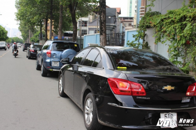 Đậu xe &ocirc; t&ocirc; dưới l&ograve;ng đường tr&ecirc;n đường Ho&agrave;ng Sa như chỗ kh&ocirc;ng người.&nbsp;