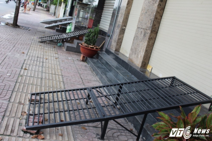 Bậc tam cấp vươn d&agrave;i nhiều m&eacute;t g&acirc;y cản trở, nguy hiểm cho người đi bộ.&nbsp;