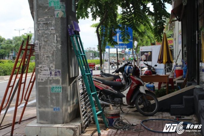 Vỉa h&egrave; kh&ocirc;ng c&ograve;n l&agrave; đường của người đi bộ.