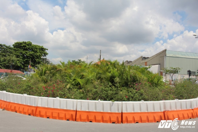 N&uacute;t giao tr&ecirc;n đại lộ Phạm Văn Đồng trồng c&acirc;y che c&aacute;c phương tiện lưu th&ocirc;ng qua lại khiến nhiều t&agrave;i xế kh&ocirc;ng quan s&aacute;t hết được c&aacute;c phương ti&ecirc;n qua lại g&acirc;y nguy cơ va chạm.