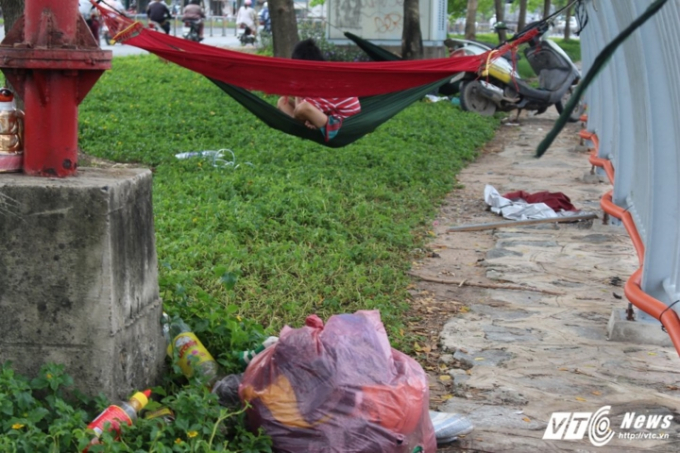 Mắc v&otilde;ng ngủ trưa, xả r&aacute;c tr&ecirc;n vỉa h&egrave;.