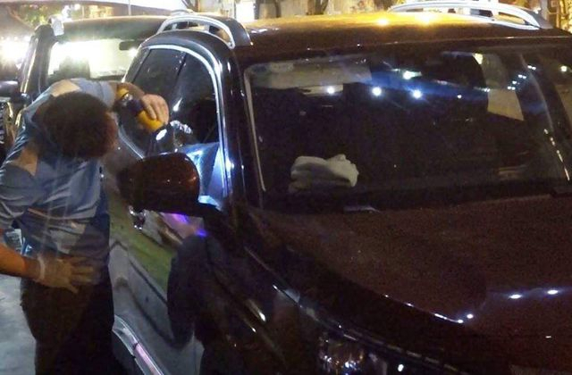 Chiếc &ocirc; t&ocirc; bị trộm đập cửa k&iacute;nh, lấy đi khoảng 600 tri&ecirc;ụ đồng để b&ecirc;n trong xe