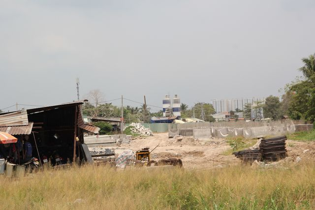 Kh&ocirc;ng kh&iacute; ảm đạm tr&ecirc;n c&ocirc;ng trường, đoạn cầu Rạch L&ugrave;ng (phường Linh Đ&ocirc;ng v&agrave; Tam B&igrave;nh)