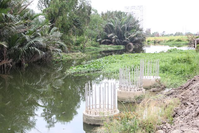 Những trụ cầu c&ograve;n dang dở dưới l&ograve;ng Rạch L&ugrave;ng.