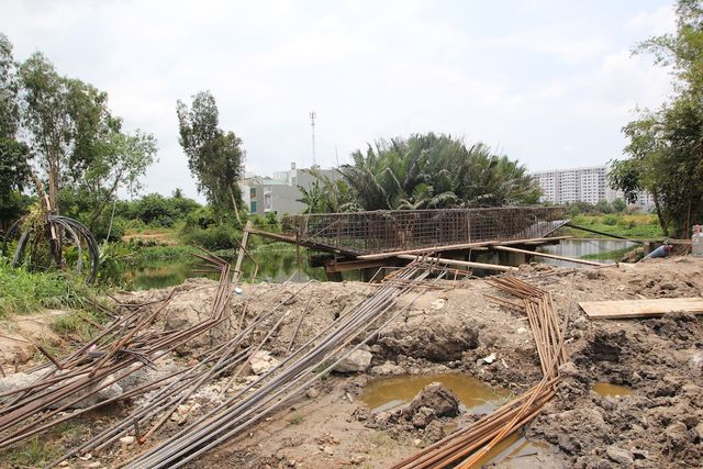 Vật tư nằm ngổn ngang, trụ cầu Rạch L&ugrave;ng hiện chỉ l&agrave; khung th&eacute;p nằm