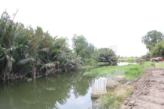 Mặt bằng ph&iacute;a phường Linh Đ&ocirc;ng chưa được b&agrave;n giao n&ecirc;n đơn vị thi c&ocirc;ng cũng đ&agrave;nh