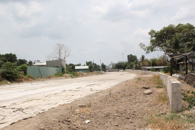 Mặt bằng bị cắt đoạn n&ecirc;n đơn vị thi c&ocirc;ng cũng kh&ocirc;ng thể l&agrave;m g&igrave; hơn ngo&agrave;i việc