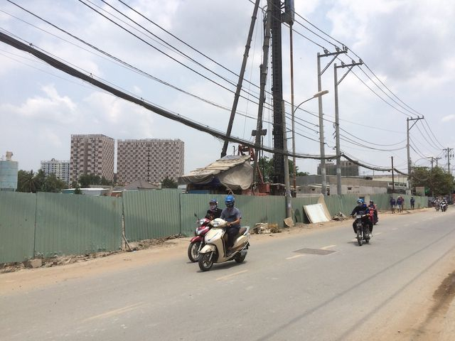 C&ocirc;ng trường thi c&ocirc;ng đoạn Phạm Văn Đồng - G&ograve; Dưa ở ven đường B&igrave;nh Ph&uacute; (phường Tam Ph&uacute;, quận Thủ Đức)