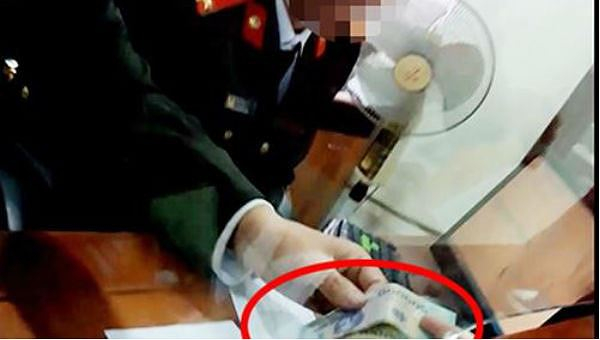 C&aacute;n bộ c&ocirc;ng an ở Ph&ograve;ng Xuất nhập cảnh ra gi&aacute; v&agrave; lấy tiền của những người đến l&agrave;m thủ tục hộ chiếu