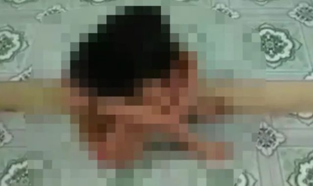 Nữ sinh bị lột quần &aacute;o, đ&aacute;nh hội đồng ở Hưng Y&ecirc;n (Ảnh: Cắt từ clip)