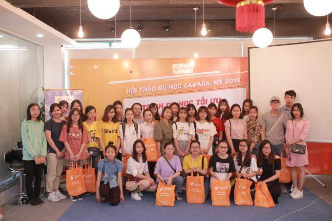 Học sinh H&agrave; th&agrave;nh h&agrave;o hứng trước cơ hội du học ngắn hạn tại Mỹ v&agrave; Canada