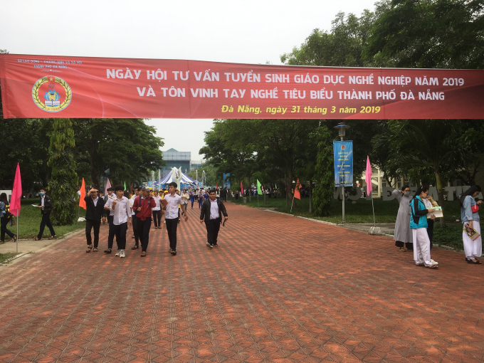 C&oacute; khoảng 10.000 em học sinh c&aacute;c trường THCS, THPT v&agrave; 34 gian h&agrave;ng cơ sở gi&aacute;o dục nghề nghiệp tr&ecirc;n địa b&agrave;n tham dự.