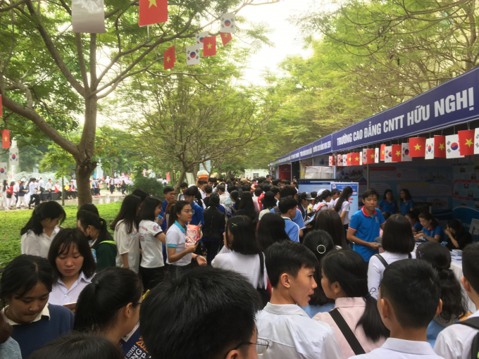 Sự kiện thu h&uacute;t quan t&acirc;m của c&aacute;c em học sinh tr&ecirc;n địa b&agrave;n TP Đ&agrave; Nẵng tham gia.