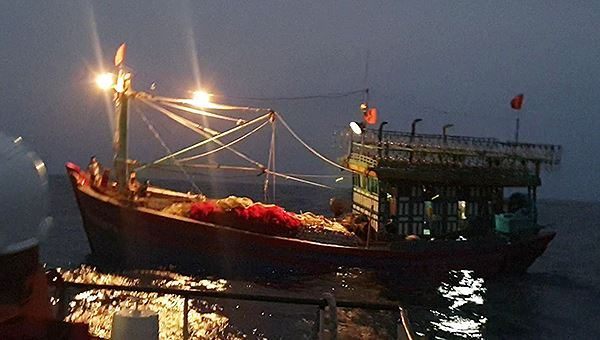 T&agrave;u c&aacute; gặp nạn tr&ecirc;n biển c&ugrave;ng với 16 thuyền vi&ecirc;n nhiều giờ l&ecirc;nh đ&ecirc;nh.