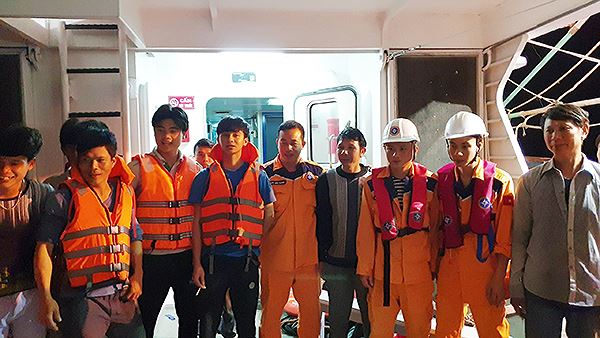 16 thuyền vi&ecirc;n tr&ecirc;n t&agrave;u được cấp cứu kịp thời đưa v&agrave;o đất liền an to&agrave;n