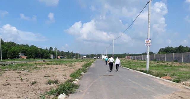 Tại nhiều địa phương, đất nền đang l&ecirc;n cơn sốt nhờ chi&ecirc;u tr&ograve; của m&ocirc;i giới.