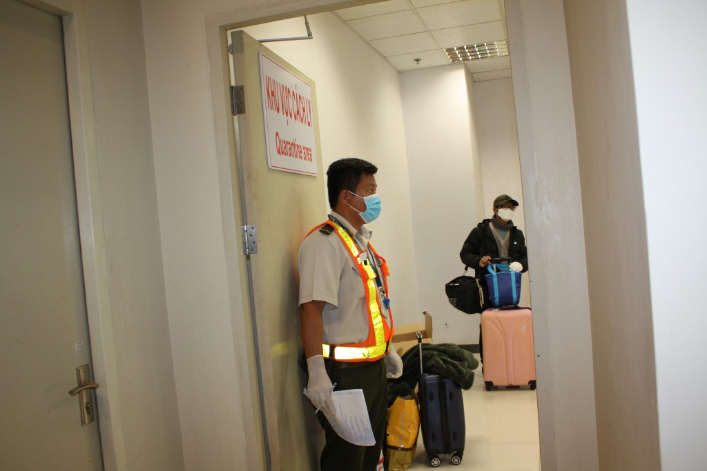 Cận cảnh quy trình đặc biệt đón các chuyến bay từ Hàn Quốc - Ảnh 5.