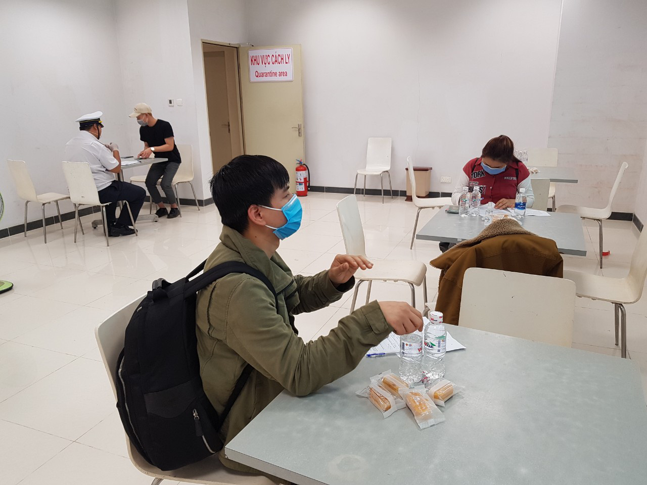 Cận cảnh quy trình đặc biệt đón các chuyến bay từ Hàn Quốc - Ảnh 6.