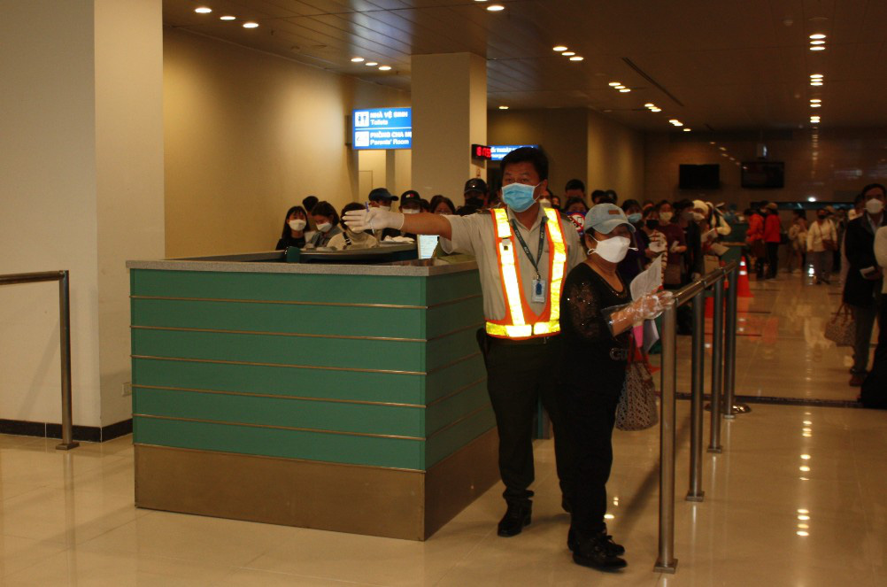 Cận cảnh quy trình đặc biệt đón các chuyến bay từ Hàn Quốc - Ảnh 9.