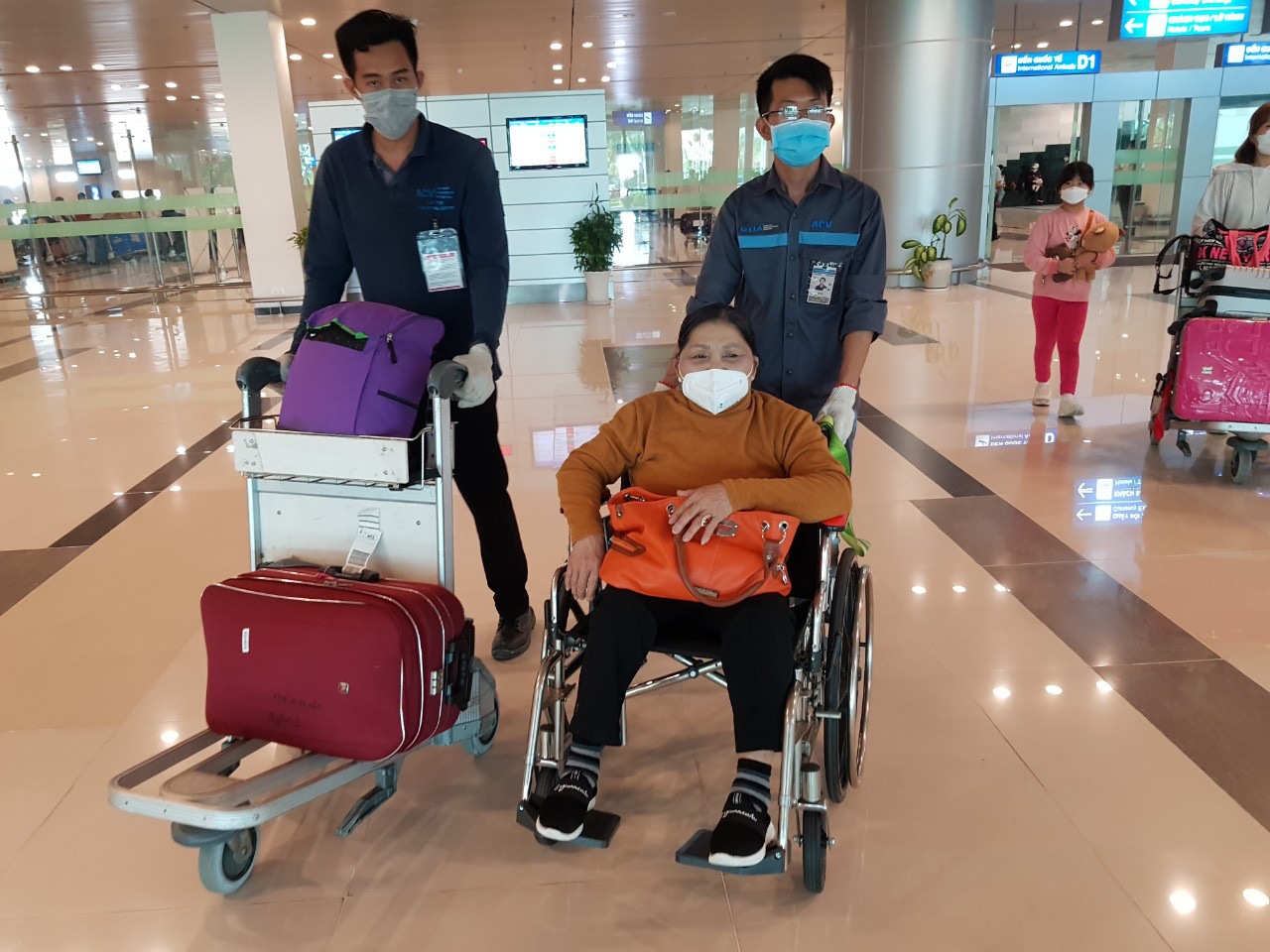 Cận cảnh quy trình đặc biệt đón các chuyến bay từ Hàn Quốc - Ảnh 11.