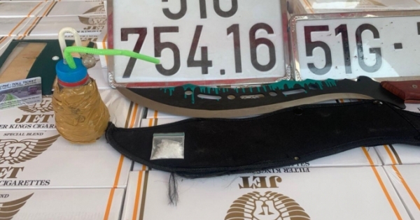 Chiếc xe bị truy đuổi bỏ lại 12.000 bao thuốc lá lậu và chất nghi ma túy