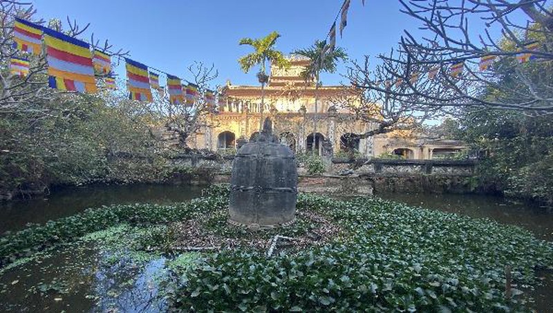 Đại Hồng Chung nặng 9000kg được ng&acirc;m dưới hồ trong khu&ocirc;n vi&ecirc;n ch&ugrave;a Cổ Lễ từ năm 1936 đến nay