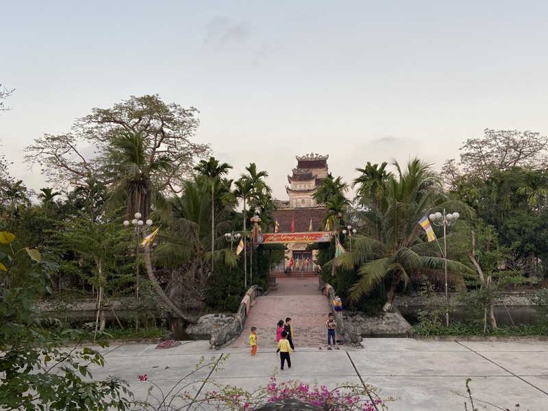 Lối v&agrave;o ch&ugrave;a Cổ Lễ